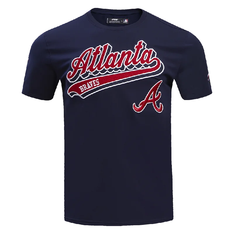 MLB ATLANTA BRAVES SCRIPT TAIL MEN'S TOPS (MIDNIGHT NAVY)