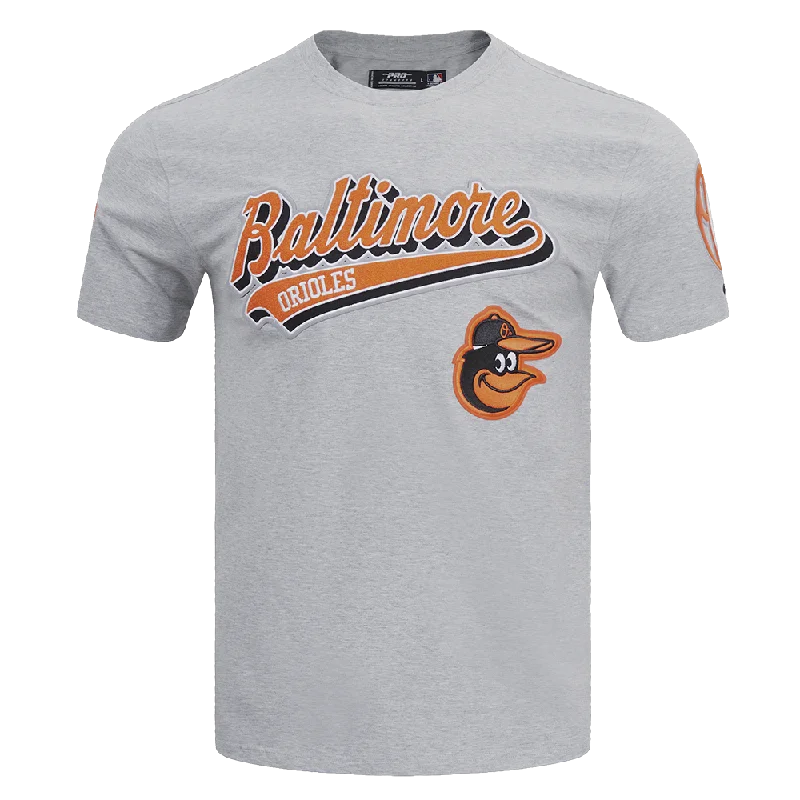 MLB BALTIMORE ORIOLES SCRIPT TAIL MEN'S TOPS (HEATHER GREY)