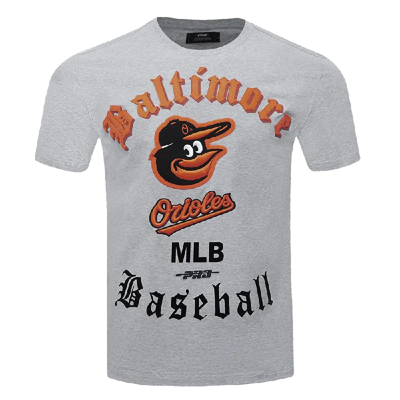 MLB BALTIMORE ORIOLES OLD ENGLISH MEN'S TOP (HEATHER GREY)