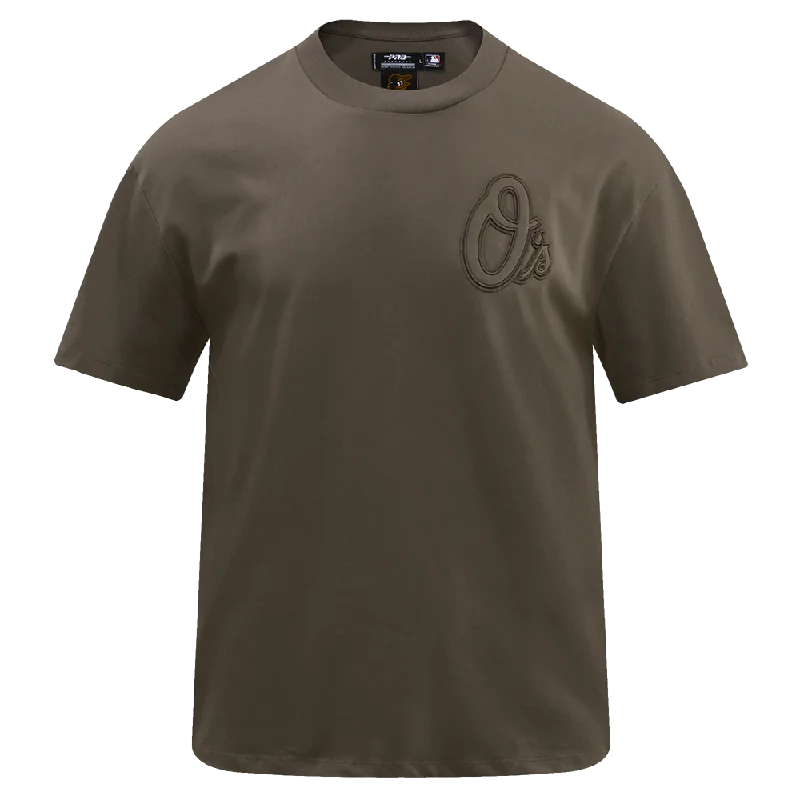 MLB BALTIMORE ORIOLES NEUTRAL MEN'S DROP SHOULDER TOP (DARK TAUPE)