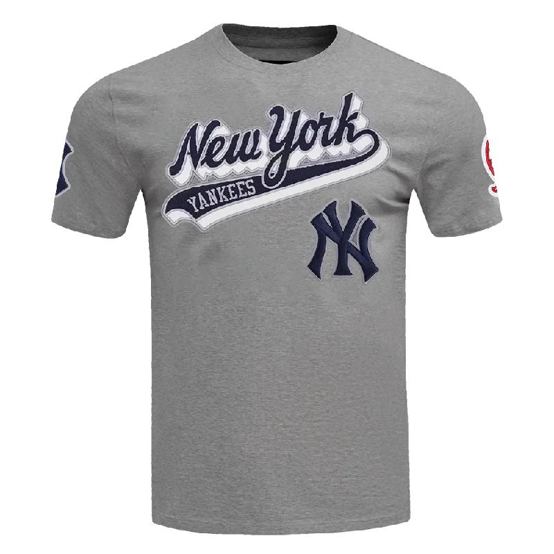 MLB NEW YORK YANKEES SCRIPT TAIL MEN'S TOPS (GRAY)